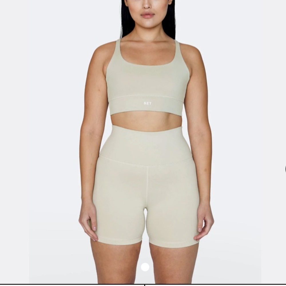 Set Active biker shorts in oatmilk